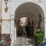 Presenta sotto la volta l�ingresso di un�abitazione privata: probabilmente quella che tra il 700 e l�800 rappresenteva l�entrata del locale sotterraneo dove operavano gli �insaccaneve�. Perch� s�, c�� stato un tempo in cui a Bari si vendeva la neve, dopo essere per� passata allo stato solido di ghiaccio, il quale veniva conservato in grandi sacchi di paglia e saggina